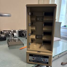 23-132a Archer 23-123a Vintage Nickel Cadmium Battery Charger Cat. No Radio Shack &lid