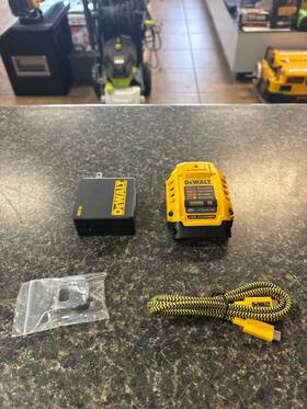 Qui003873 Dewalt Dcb094 Used 20v Max Charger And Usbc Adaptor Kit