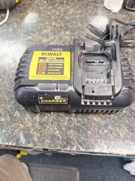 Quc022243 Dewalt Dcb1106 Used Battery Charger