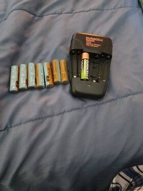 Sw-hc02 Duracell 8 Solar Aa Nickel Batters Battery Charger Used