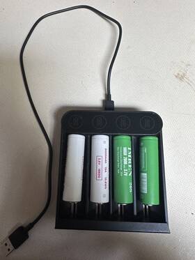 Lushq4 Efest Slim K4 Charger