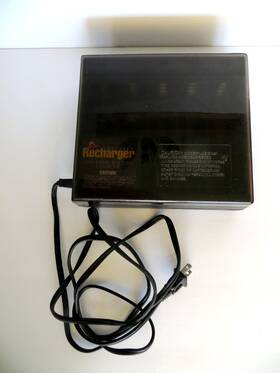 0792 Infinity Vintage Universal Battery Charger Used