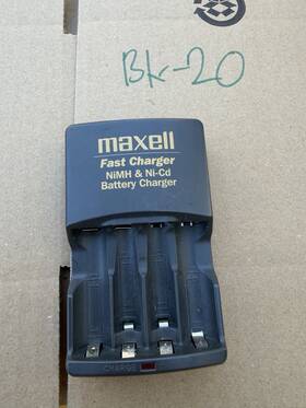Maxell Nc-mqn01nu Ni-mh Ni-cd Aa Aaa Battery Charger Ac100-240v 4 Slot Gray