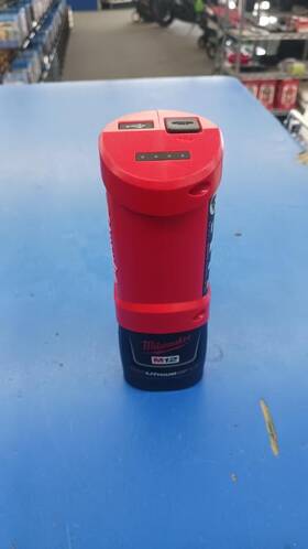 48-59-1211 Milwaukee Tools Top-off Travel Charger W M12 Battery C26031558
