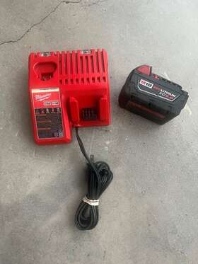 Cp2004987 Milwaukee Tools Xc5.0 Battery And Charger