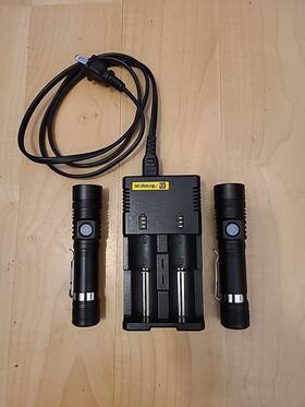 I2-2014 Nitecore I2 Intellicharger Battery Charger With 2 Led Flashlights And Batteries